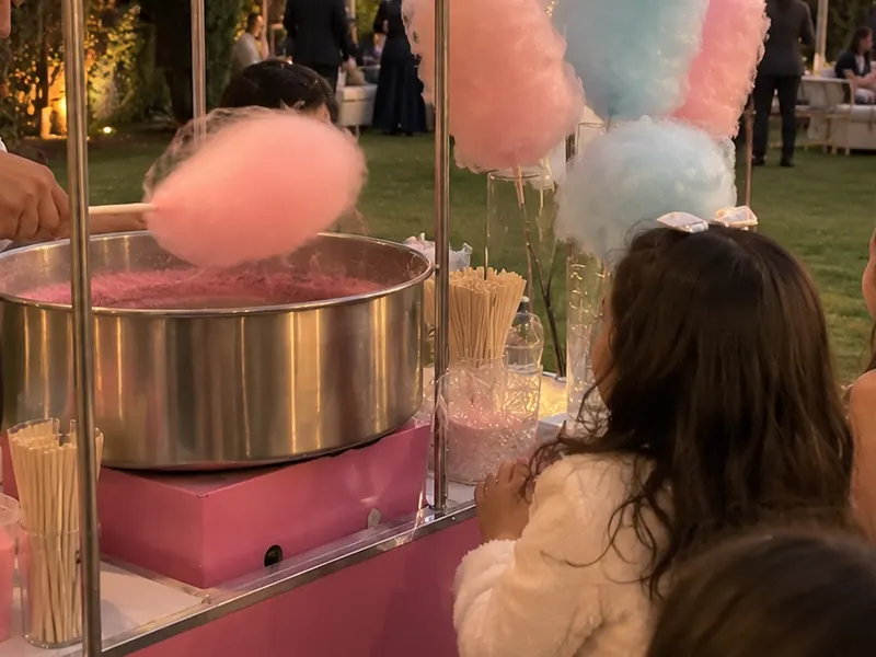Estación de algodón de azúcar para eventos servida en un evento en Bogotá