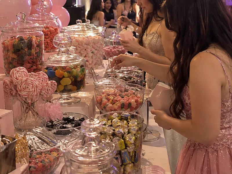 Candy bar y mesa de dulces para eventos servida en un evento en Bogotá