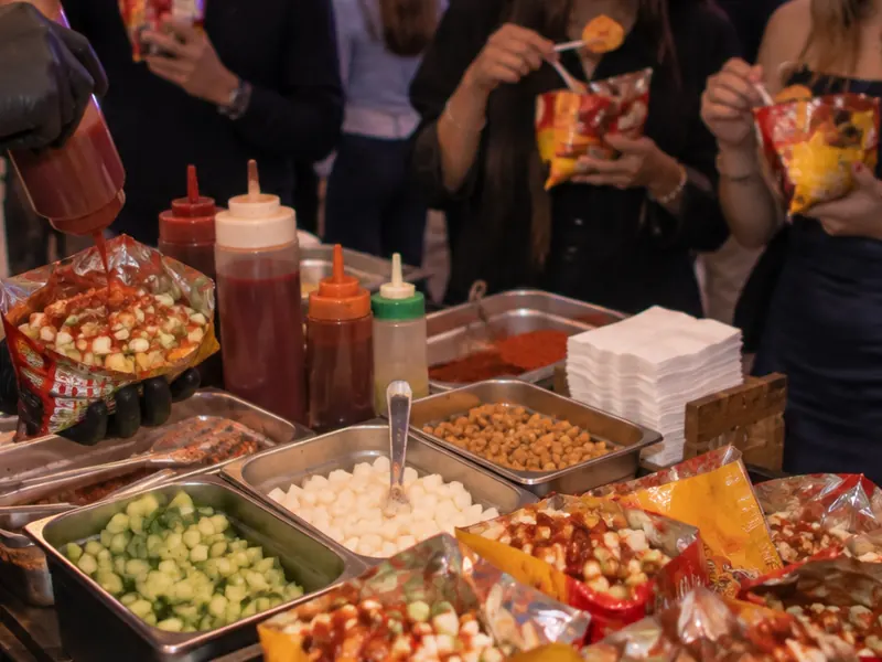 Estación de dorilocos para eventos servida en un evento en Bogotá