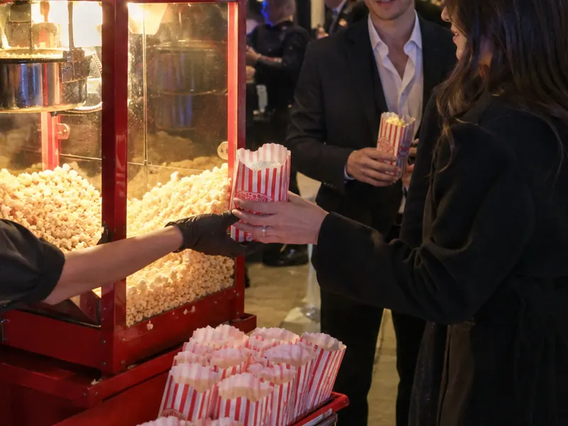 Estación de palomitas para eventos servida en un evento en Bogotá