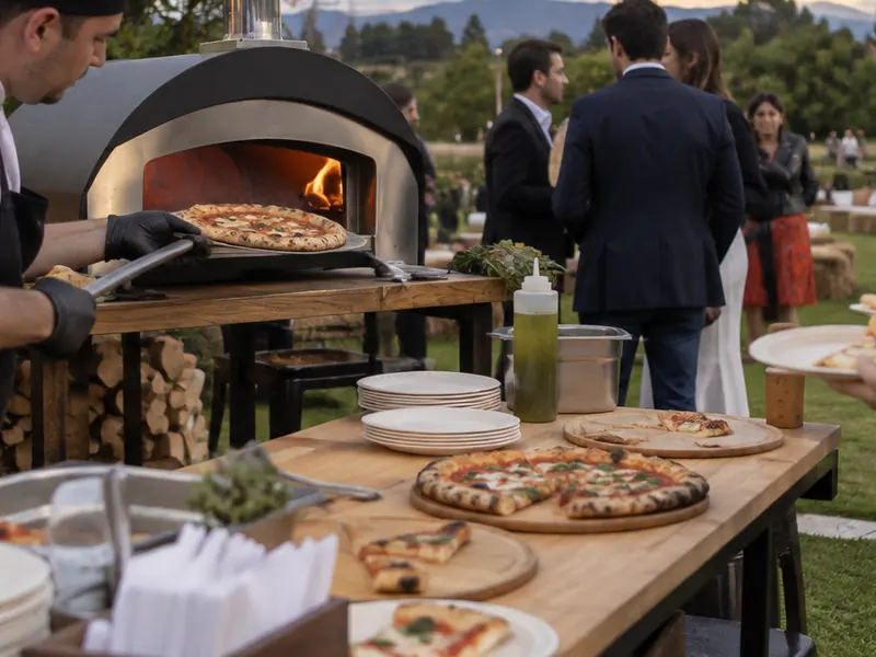 Estación de pizza para eventos servida en un evento en Bogotá