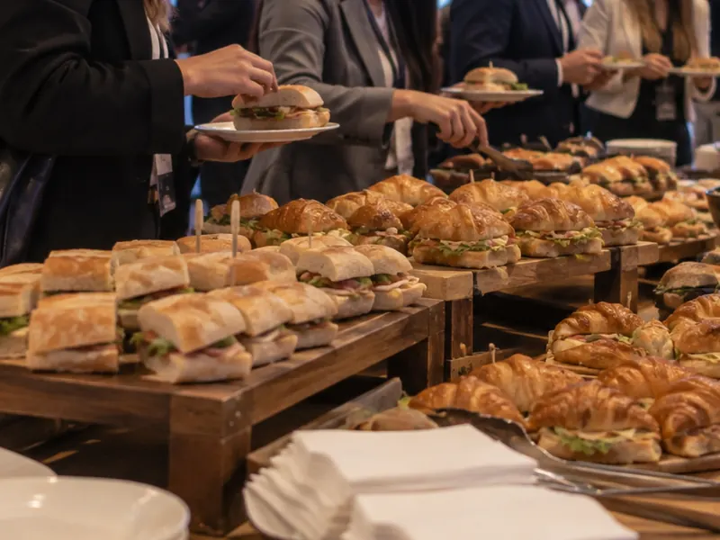 Estación de sándwiches para eventos servida en un evento en Bogotá